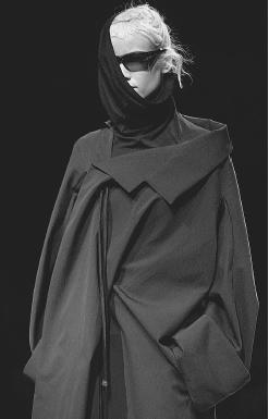 Yohji Yamamoto Herbst/ Winter 2001/02 Ready-to-wear-collection