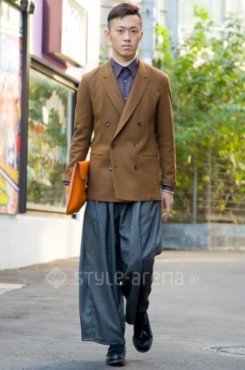 Junger Japaner modisch gekleidet