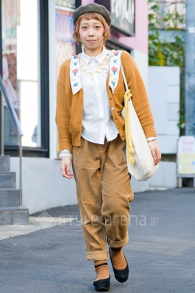 Junge Japanerin modisch gekleidet